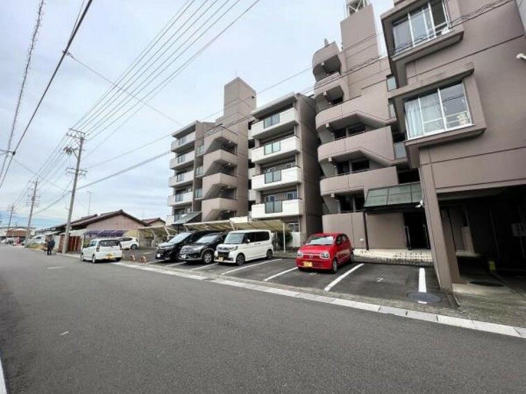 外観写真 敷地内駐車場と現地外観です