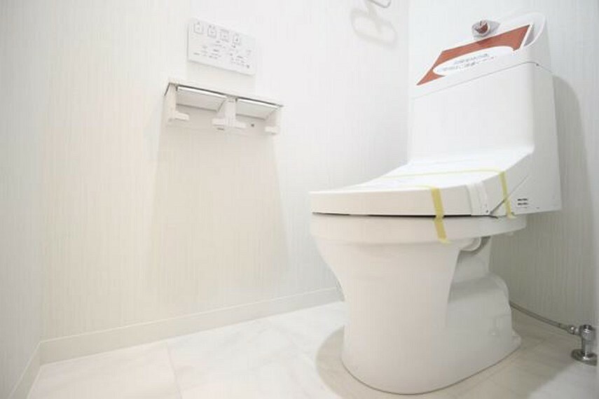 トイレ トイレはシンプルにホワイトで統一した温水洗浄付です