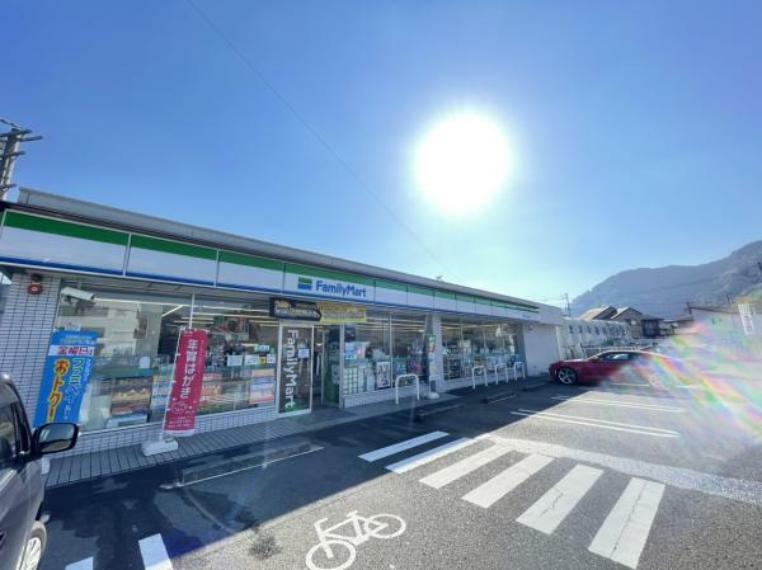 【コンビニ】ファミリーマート静岡丸子東海道店まで約400m（徒歩約5分、車約1分）。徒歩圏内にコンビニがあると便利で嬉しいですね。