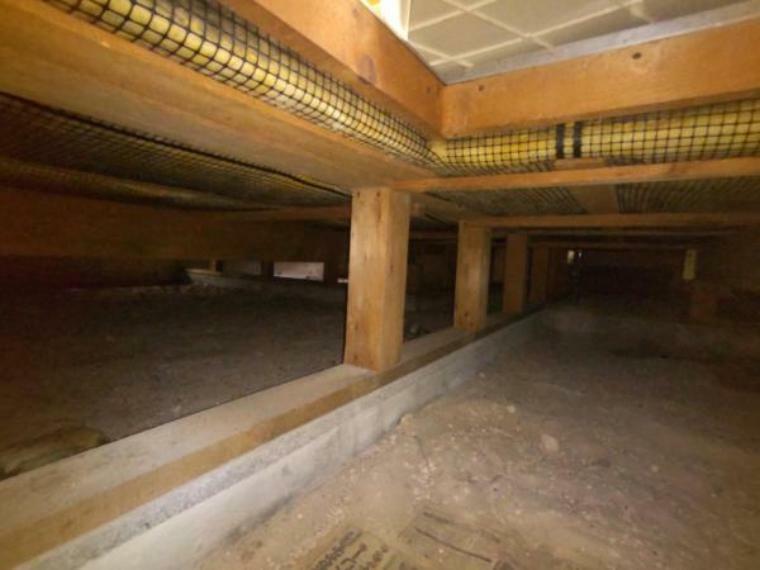 構造・工法・仕様 【床下】中古住宅の3大リスクである、雨漏り、主要構造部分の欠陥や腐食、給排水管の漏水や故障を2年間保証します。その前提で床下まで確認の上でリフォームします。
