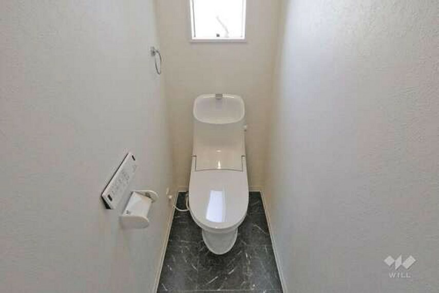 トイレ 1階トイレ。タンクとトイレが一体化しており掃除がしやすいです。［2023年9月22日撮影］