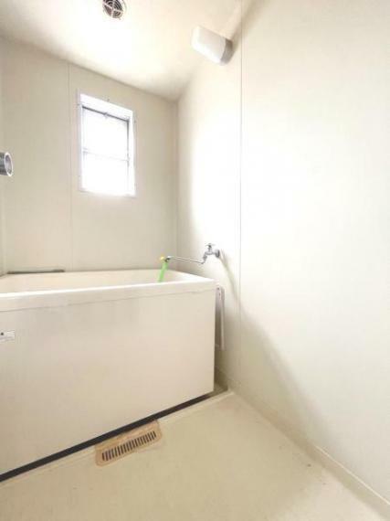 浴室 窓があり、気になる湿気の換気が可能です。ゆったりとくつろげつ浴室。