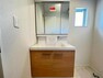 洗面化粧台 三面鏡の付いた洗面化粧台は、鏡面裏側にも機能的な収納を配置。普段使いの洗面小物やスキンケア用品などが衛生的に保管できます。