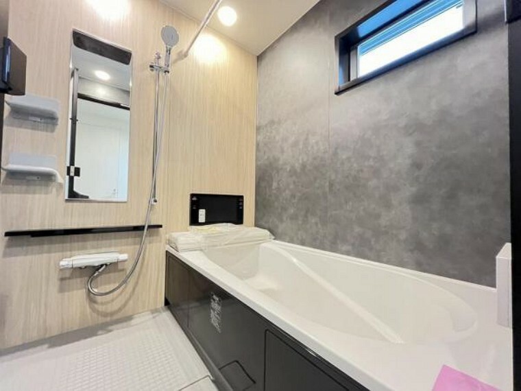 浴室 お子様と入れる広々としたバスルーム。一日の疲れを落とす場所としてリラックスできる空間、をコンセプトに内装カラーもこだわりました。（2024.2.24　撮影）