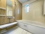 浴室 清潔感と和らぎあるカラーで統一し、ゆったりお使い頂ける柔らかな曲線で構成された、半身浴も楽しめるバスタブが心地よさをもたらします。（10/27撮影）