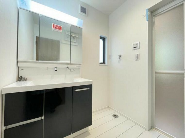 洗面化粧台 洗面室は、しっかりとしたスペースを確保。上質な温かみを持つカラーで統一されています。ワイドな洗面台は収納力もありいつでもすっきりとした洗面室に。（10/27撮影）