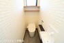トイレ 【トイレ】タンクレストイレでスッキリとした空間！棚付きでトイレットペーパーなど収納可能！