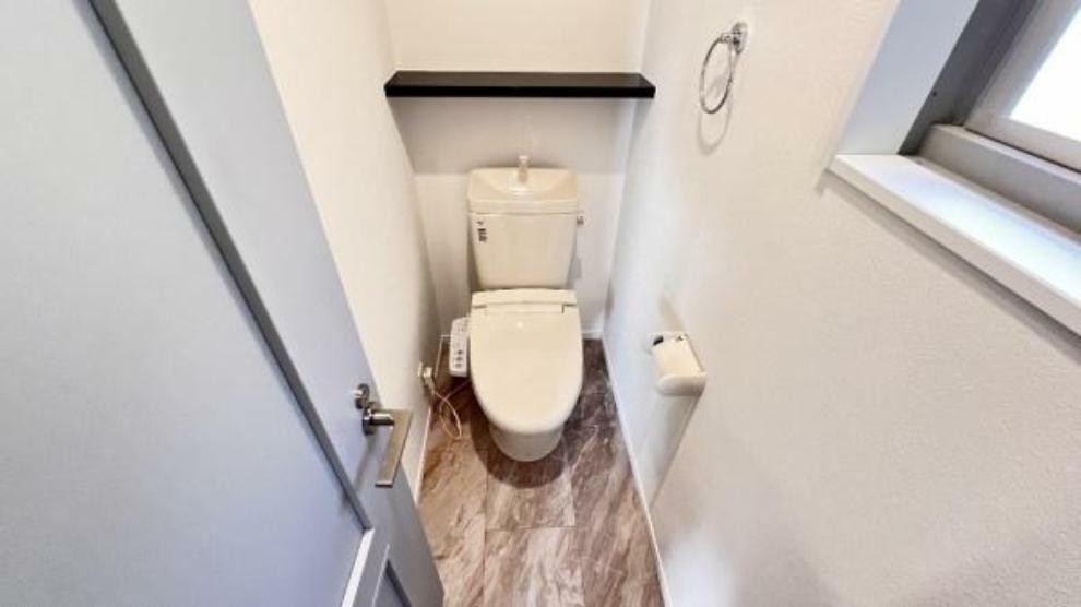 トイレ 窓のあるトイレは明るい空間で清潔感があります。