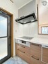 キッチン フラットデザインの整流板の換気扇はデザイン性が高く拭きとりもスムーズに行えます。