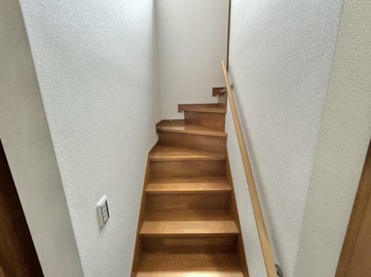 【リフォーム済】階段は壁、天井クロス張替えを行いました。勾配は緩やかで手すりもついていますので上り下りしやすいですよ。