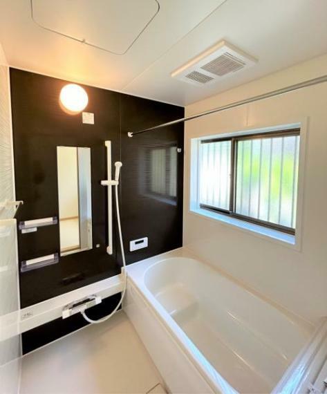 【完成済み】浴室はハウステック製の新品のユニットバスに交換しました。足を伸ばせる1坪サイズの広々とした浴槽で、1日の疲れをゆっくり癒すことができますよ。