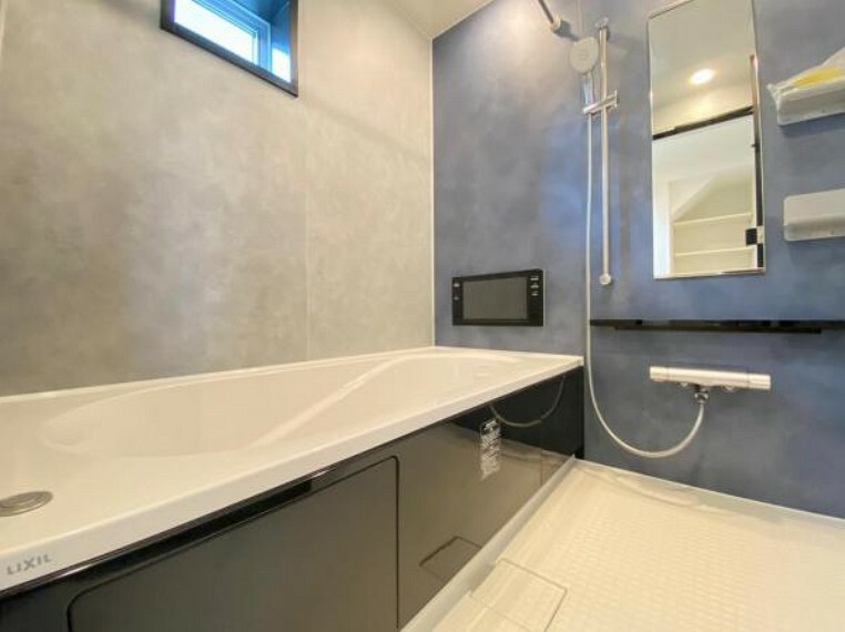 浴室 美しいツヤとなめらかな肌ざわり。水や汚れをはじくお掃除ラクラクな浴槽です。（10/19撮影）
