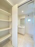 洗面化粧台 洗面室　洗面室はしっかりとしたスペースを確保。上質な温かみを持つカラーで統一されています。（10/19撮影）