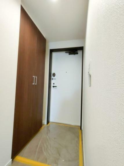 収納もある玄関です:リフォーム完了しました 平日も内覧出来ます 吉川新築ナビで検索