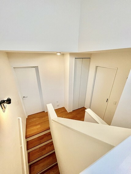 【階段】リビング上段のスキップSOHOへつながる扉です。現地（2023年7月）撮影