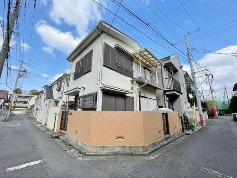 外観写真 穏やかな風と陽光を導き、プライバシーに配慮された設計プランを採用し、居住性を一段と心地よいものにしています。周辺環境とのコラボレーションにより明るく開放的な空間を演出しております。