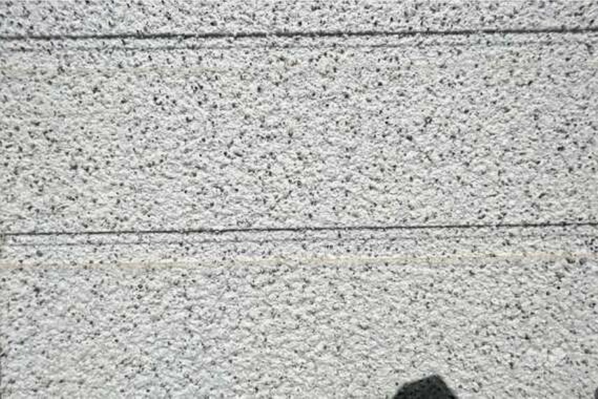 現況写真 外壁塗装の塗料は調湿機能・有害物質吸着機能に優れたホタテの貝殻を配合［2023年7月22日撮影］