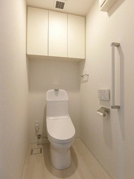 清掃用具の収納に便利な棚付きのトイレ