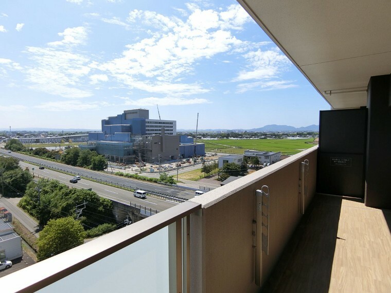 建設中の県央基幹病院を眺める南西向きバルコニー