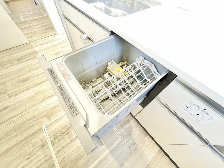 キッチン 2号棟　食器洗浄乾燥機は時間の節約ができるので子育てや家事で忙しい家庭の味方です。