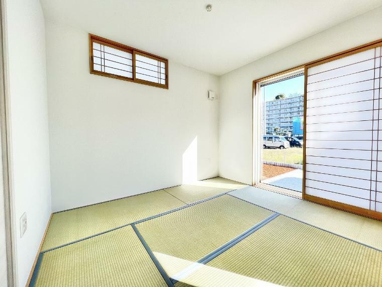 和室 2号棟　和室5.25帖 日本特有の部屋「和室」。障子越しに溶け込む太陽の明かりは、心を和ませてくれます。リビング横にあるので客間としてもお子様のお昼寝場所としてもあると何かと便利です。
