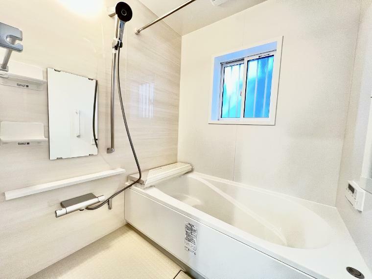 浴室 2号棟　足を伸ばして入れるバスタブはのんびり疲れを癒すプライベート空間。雨の日や寒い日は浴室乾燥機が大活躍！