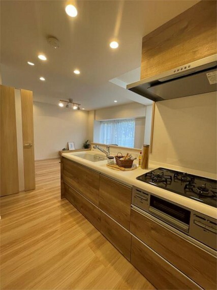 キッチン 木目を基調とした温かみのあるデザインのシステムキッチン