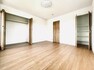 【2階洋室】各部屋にクローゼットが付いているので整理整頓も安心。空間を有効に広く使うことができますね。
