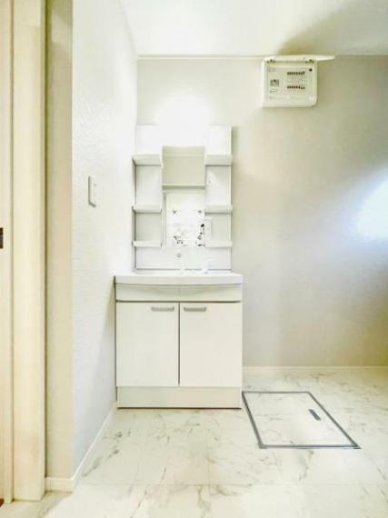 【洗面台】シンプルなデザインと豊富な収納を備えたスマートな洗面化粧台。