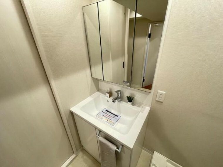 洗面化粧台 大きく見やすい鏡は身だしなみを整えるのに便利ですね！