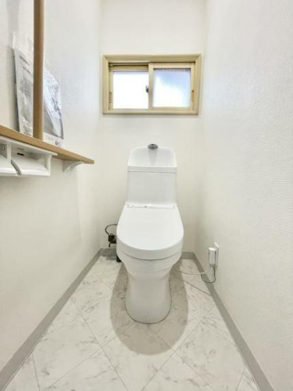 トイレ 【リフォーム済写真】トイレは暖房付きの洗浄機能付きになります。しっかりクリーニングしました。手摺付きです。