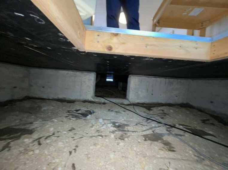 構造・工法・仕様 【床下】中古住宅の3大リスクである、雨漏り、主要構造部分の欠陥や腐食、給排水管の漏水や故障を2年間保証します。その前提で床下まで確認の上でリフォームしています。