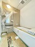 浴室 【RF中　浴室】浴室はLIXIL製の新品のユニットバスに交換します。床は水はけがよく汚れが付きにくい加工がされているのでお掃除ラクラクです。（写真と色が異なる場合がございます。）