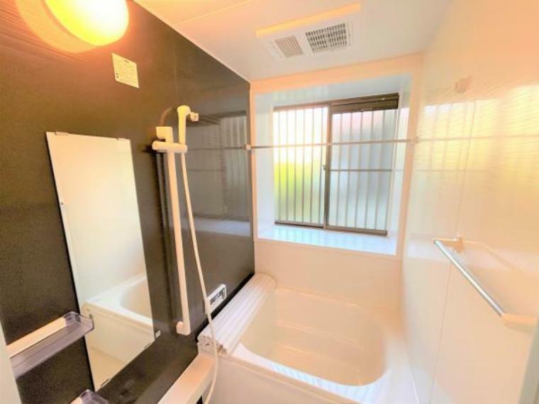浴室 【リフォーム完成】浴室はハウステック製の新品のユニットバスに交換しました。浴槽には滑り止めの凹凸があり、床は濡れた状態でも滑りにくい加工がされている安心設計です。