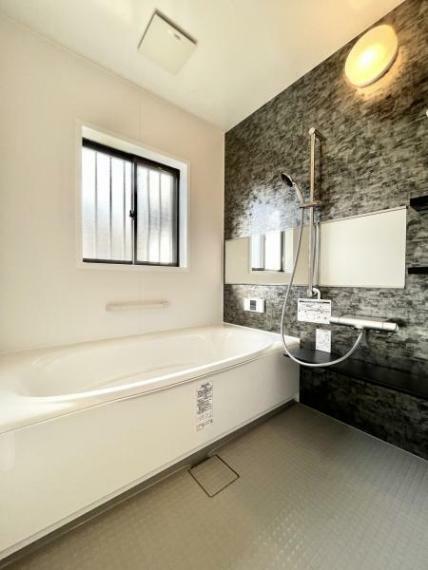 浴室 【リフォーム済】浴室写真。ユニットバスはリクシル製に交換します。1坪タイプなので、足を伸ばしてゆっくりご入浴時間を過ごせますね。1日の疲れを癒していただけます。