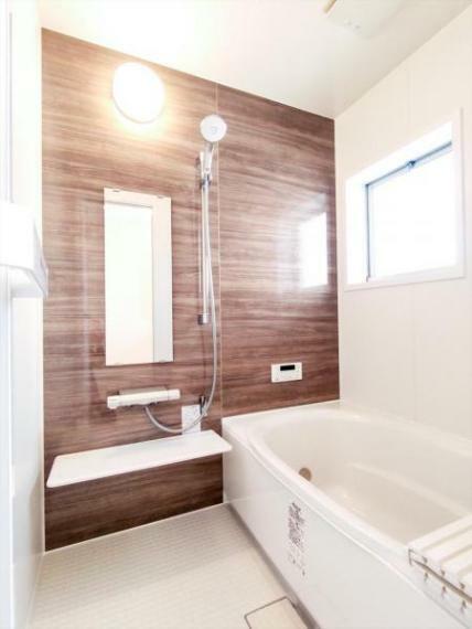 浴室 （リフォーム済）浴室は、LIXIL製の新品のユニットバスに交換しました。温度を設定したら、湯はり、追い焚き、保温がリモコンで操作できて、生活時間の違うご家族様に便利です。