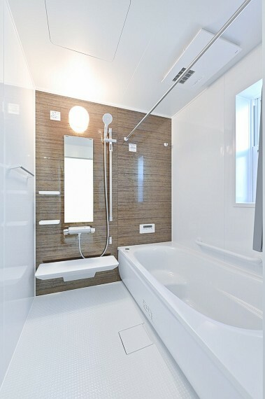 浴室 浴槽は大人でも足を伸ばしてゆったりできる広さ。壁面は落ち着いた色合いでリラックスタイムを演出します。（2号棟）