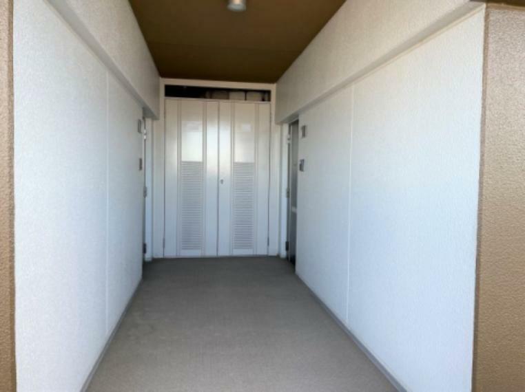 玄関ドアが直接廊下に面さず、プライバシーもしっかり確保できます。