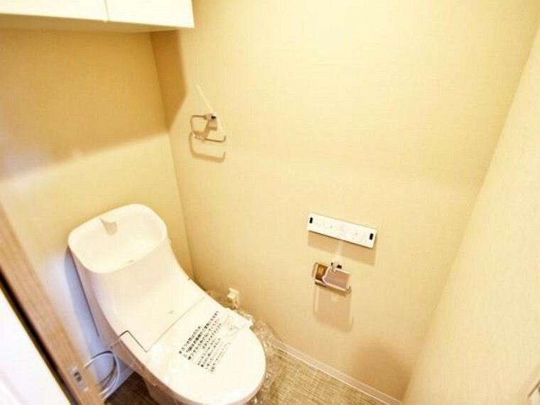 トイレ 収納棚付きの温水洗浄便座付きトイレです