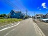 現況写真 【前面道路を含む現地外観】建築条件はないため、お好きなハウスメーカー様で建築可能！