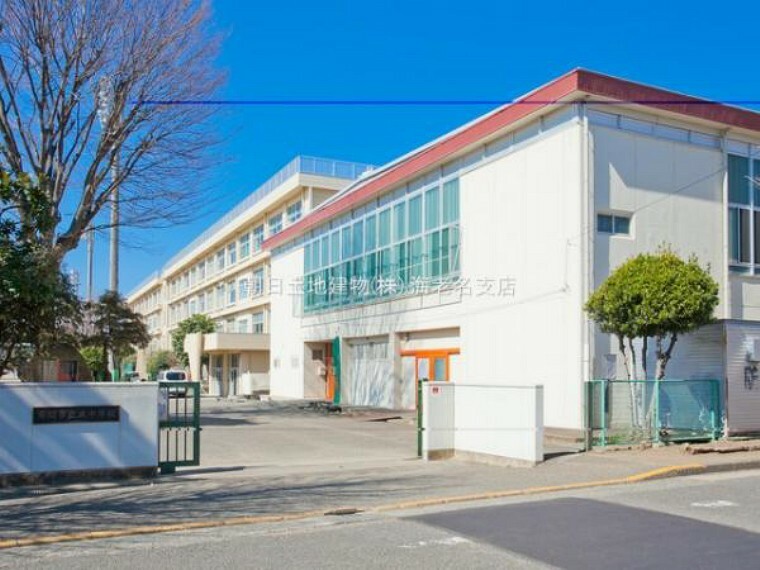 中学校 【座間市立東中学校】750m　校庭が広く、春は桜がすごく綺麗に咲きます。 大凧祭りなどのイベント事もある活気ある学校です。