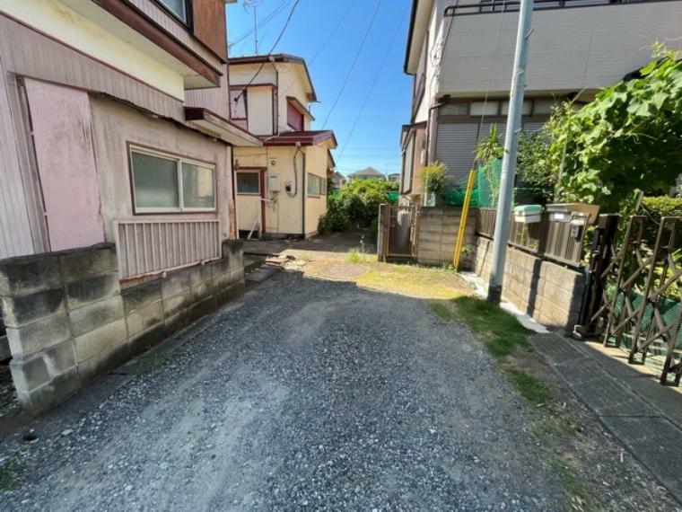 現況写真 住宅用の土地では前面道路に2m以上接していなければならないと法律で定められています。しかし、お持ちの車のサイズやライフスタイルなどにより、2mでは利便が悪い場合もございますので、事前に確認しましょう。