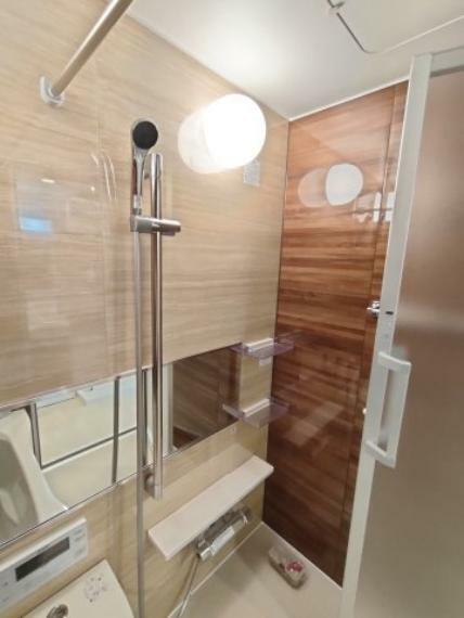 浴室 ・bathroom シャワーホルダーはスライドバー式になっているので、お好みの高さでお使いいただけます
