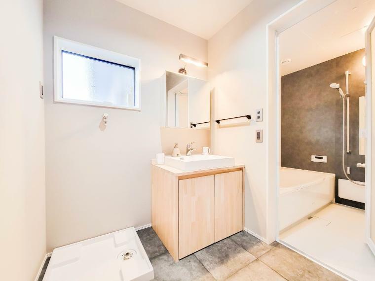 脱衣場 洗面所は小さなプライベートスペース。歯磨き、洗顔と毎日施す個人空間。小窓も設置して、熱気などを開放して、爽やかなスペースになるように設計されています。
