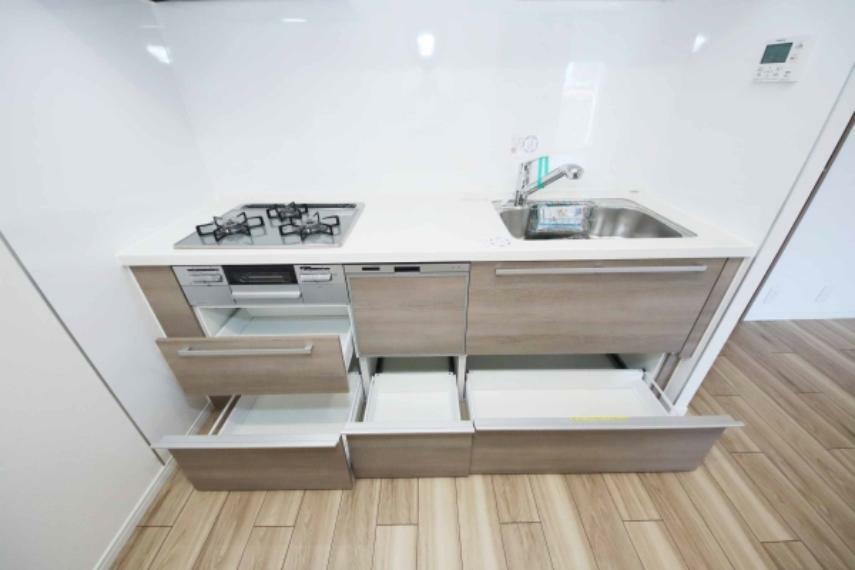 キッチン ビルトイン式食器洗浄機と浄水器一体型水栓付システムキッチン。