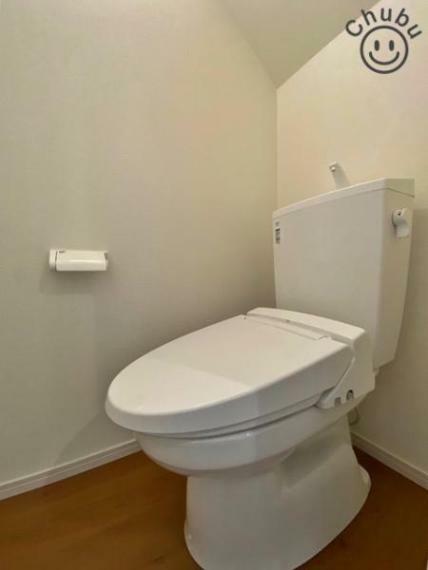 トイレ スタンダードな手洗いタンク一体型ウォシュレット付きトイレ