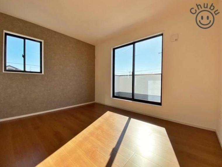 寝室 7帖洋室　バルコニーへ出られる大きな窓からは陽射しが注ぎ込み快適な空間を実現