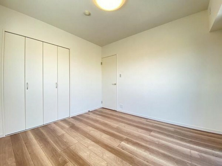 専用部・室内写真 クローゼットを完備したお部屋です！白の扉・クロスと落ち着いた木目のフローリングですので、家具も合わせやすいですね！