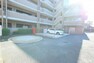 駐車場 ■2000年3月築の新耐震基準マンション（総戸数26戸）