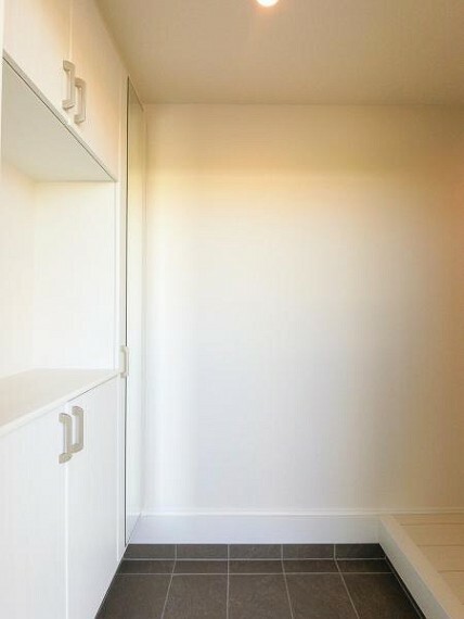 玄関 収納力に優れたシューズボックスもある清潔感があふれる玄関です。
